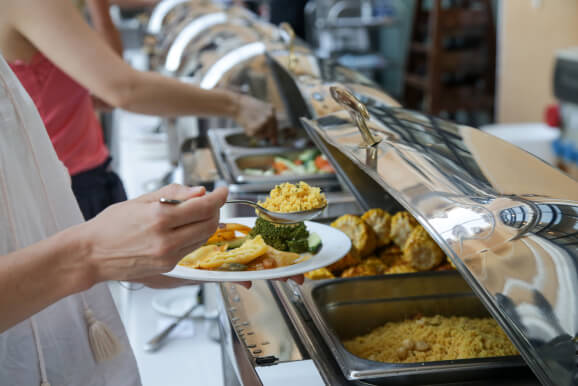 Buffet de gastronomia self-service com rechaud