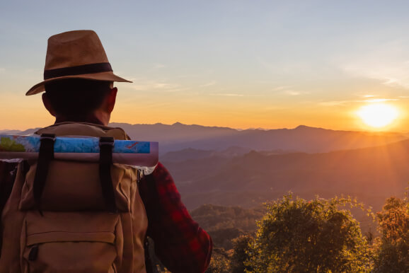 Turismo: turista apreciando a vista da montanha