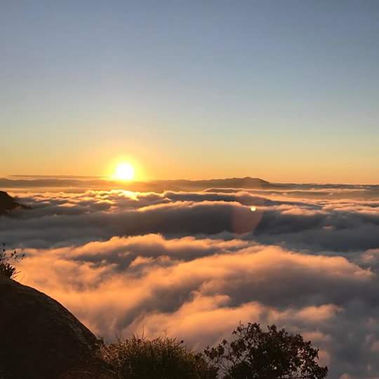 vista do por do sol na pedra das flores